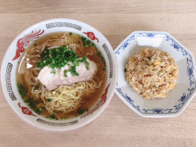 先輩方と一緒に注文した特性ラーメン チャーハンセット